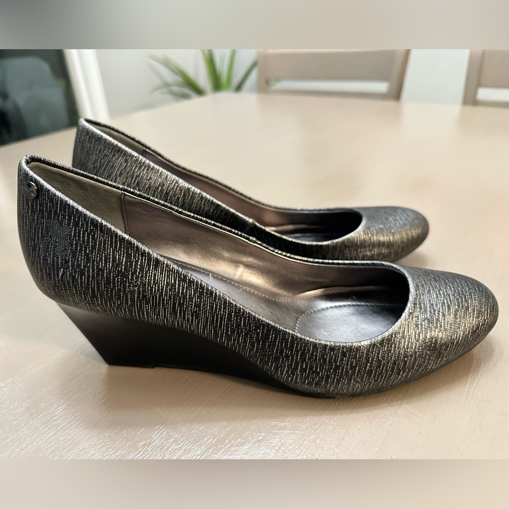 Calvin Klein Wedge Pumps Saxton Metallic Silver Textured Comfort Sole Womens 10M